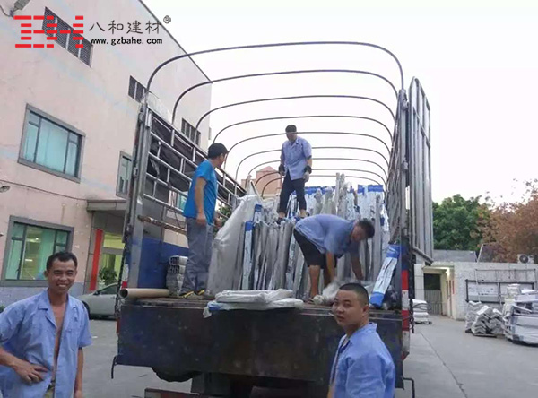 【發(fā)貨動態(tài)】紅星美凱龍盛薈天地氟碳鋁單板供應
