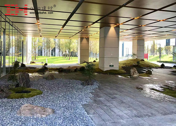 雅培上?？偛看髽欠履炯y鋁單板裝飾完工